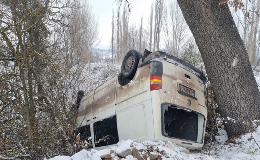 Kütahya’da minibüs takla attı