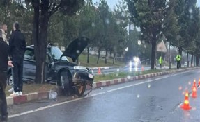 Kütahya’da otomobil refüje çıktı; 2 yaralı