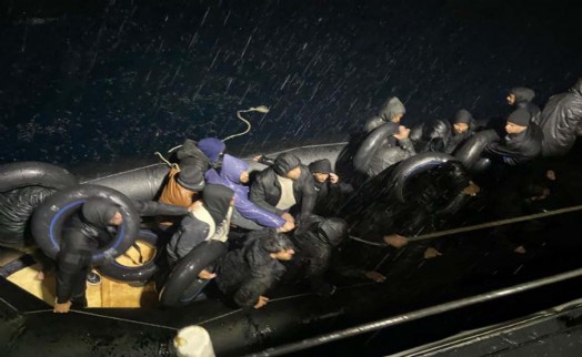 Lastik botta sürüklenen göçmenler kurtarıldı