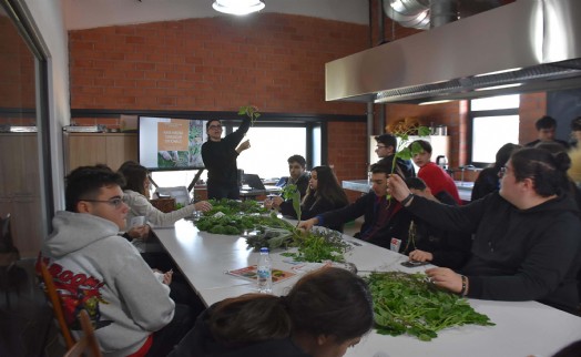 Liseliler, gıda krizine karşı yenilebilir otları tanıyor