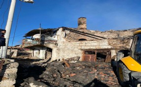 Manisa'da evi yanan kadına ulaşılamıyor