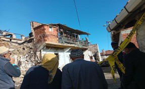 Manisa'da evi yanan kadının enkazda cansız bedenine ulaşıldı