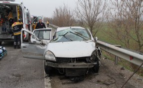 Otomobil, refüje ve bariyerlere çarptı; 1 ölü, 1 yaralı