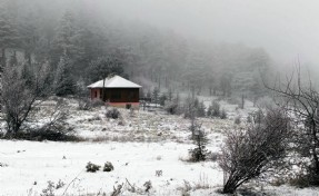 Manisa'da seyirlik kar manzarası