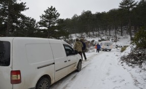 Manisa’da karda mahsur kalan avcılar kurtarıldı