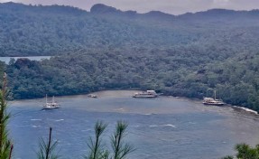 Marmaris'te fırtınada 3 gezi teknesi karaya oturdu