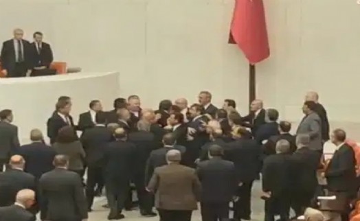 Meclis’te gergin anlar: CHP'liler ile AK Parti’li vekiller birbirinin üzerine yürüdü!