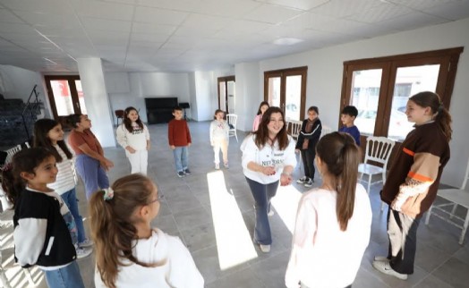 Menderes’te çocuklara tiyatro eğitimi