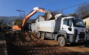 Menderes’te yol yenileme çalışması