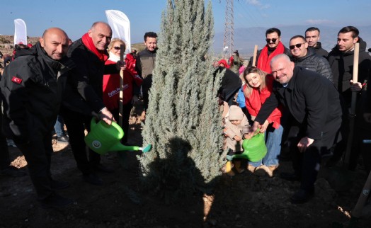 Menemen Belediyesi binlerce fidan dikti