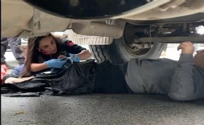 Motosiklet sürücüsü kamyonun altından ağır yaralı çıktı