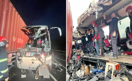 İzmir'den Gaziantep'e giden yolcu otobüsü TIR'a çarptı: 7 ölü