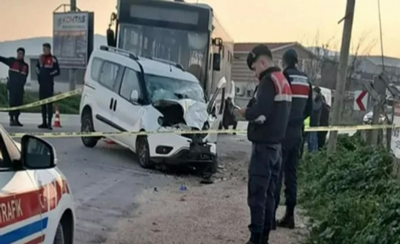 İzmir'de feci kaza; Otobüsle kafa kafaya çarpıştılar