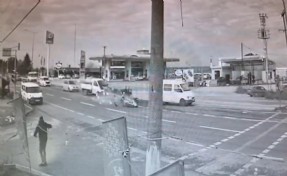 Otomobil ile çarpışan elektrikli bisikletin sürücüsü öldü, kaza kamerada
