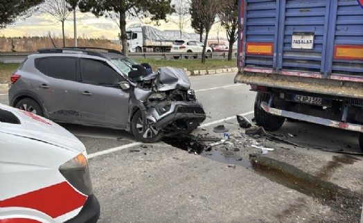 Otomobil park halindeki TIR’a çarptı: 2’si çocuk, 3 yaralı