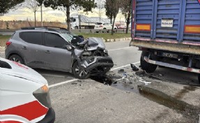 Otomobil park halindeki TIR’a çarptı: 2’si çocuk, 3 yaralı