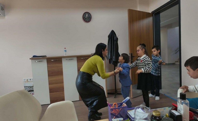 Özel gereksinimli öğrencileriyle güne özel klip hazırladı