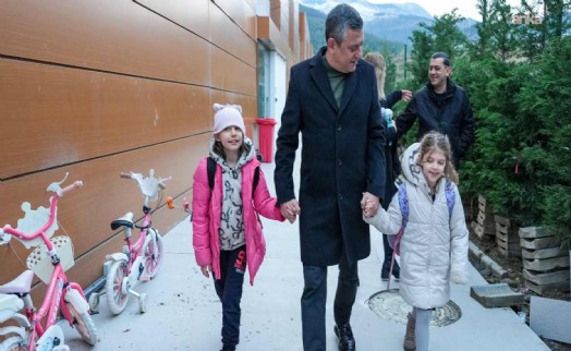 Özgür Özel, Ferdi Zeyrek’in ikiz kızlarını okula götürdü