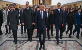 Özgür Özel, yeni PM ile Anıtkabir’i ziyaret etti