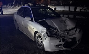 Park halindeki araca çarpan otomobilin sürücüsü, aracını bırakıp kaçtı