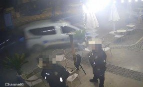 Polis aracına çarptı: O anlar kameraya böyle yansıdı!