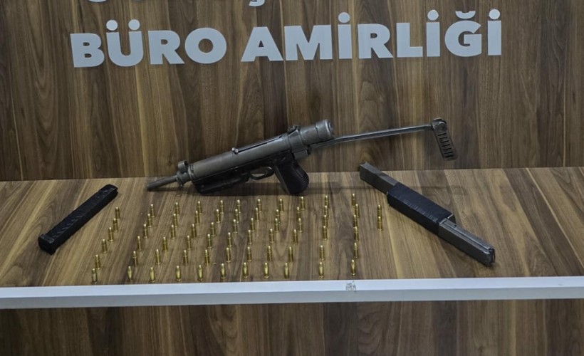 Polisten kaçtılar üzerlerinden uzun namlulu silah çıktı!