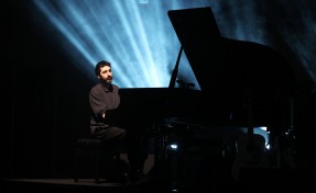 Rus piyanist Evgeny Grinko'dan İzmir'de beğenilen konser