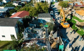 Seferihisar Belediyesi Teospark'taki kaçak yapıları yıktı!