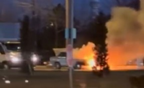 Seyir halindeki otomobil alev alev yandı