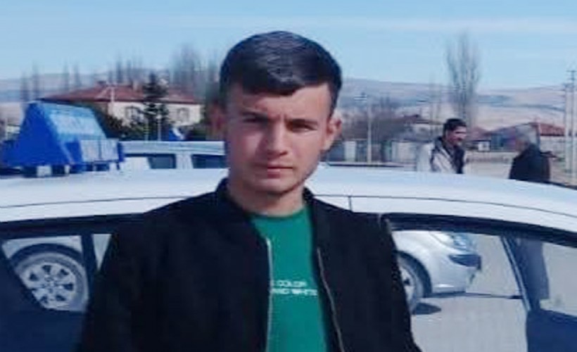 Seyir halindeki otomobilin kapısı açılınca düşerek öldü