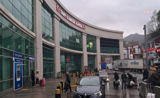 Sınır kapısında yılbaşı trafiği: 'Bizim paramız çöp oldu, onlarınki kral'