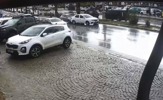 Sürücüsünün el frenini çekmeyi unuttuğu otomobil, kazaya neden oldu; o anlar kamerada