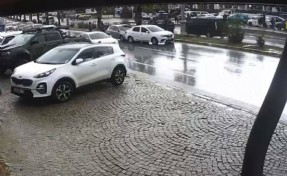 Sürücüsünün el frenini çekmeyi unuttuğu otomobil, kazaya neden oldu; o anlar kamerada