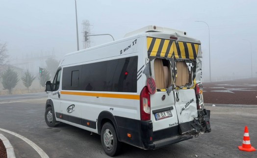 TIR, öğrenci servis minibüsüne çarptı; 20 yaralı