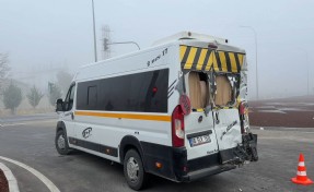 TIR, öğrenci servis minibüsüne çarptı; 20 yaralı