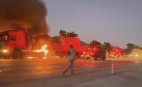 Tuğla yüklü TIR alev topuna döndü!