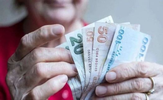 AK Parti'den milyonlarca emekliyi üzecek ikramiye açıklaması