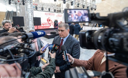 Başkan Tugay o fotoğrafı yorumladı: Seçimden önce çocuğu işe alınmış!