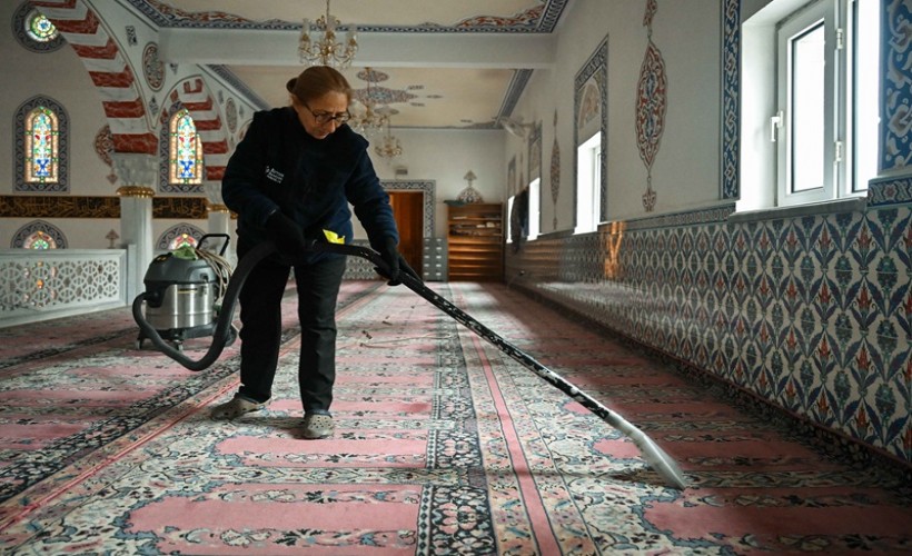 Bornova’da Ramazan temizliği: Camiler ilk teravihe hazır