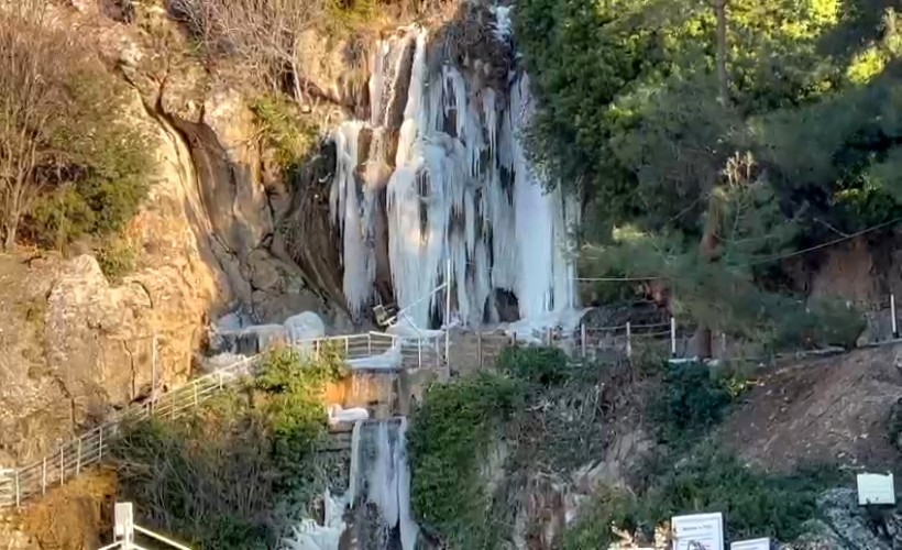 Soğuk nedeniyle şelalede buz sarkıtları oluştu!