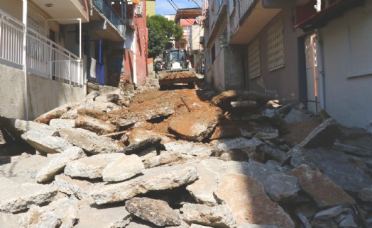 Bayraklı’da yol yenileme seferberliği