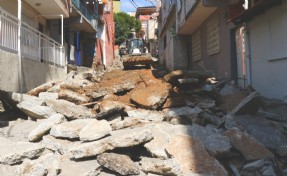 Bayraklı’da yol yenileme seferberliği