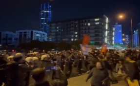 AK Parti İzmir İl Binası önünde arbede; Polis eylemcilere müdahale etti