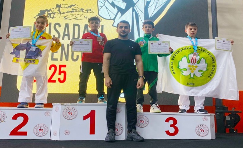 Aliağalı karateciler Kuşadası’ndan 5 madalya ile döndü