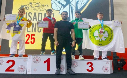Aliağalı karateciler Kuşadası’ndan 5 madalya ile döndü