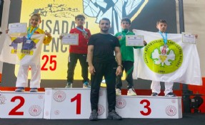 Aliağalı karateciler Kuşadası’ndan 5 madalya ile döndü