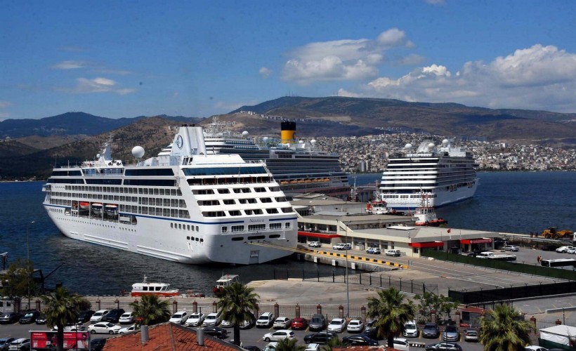 Alsancak Limanı'na turist akını: 2 ayda 8 kruvaziyer, 16 bin 486 yolcu