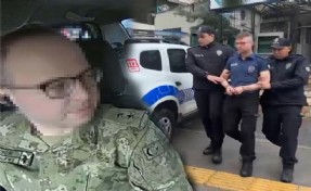 Askeri üniformayla dolandırıcılıktan yargılanmıştı, bu kez polis üniformasıyla yakalandı
