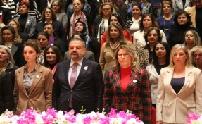 Asu Kaya, CHP'li kadınları kutladı; 'İzmir 80 ile emsal'