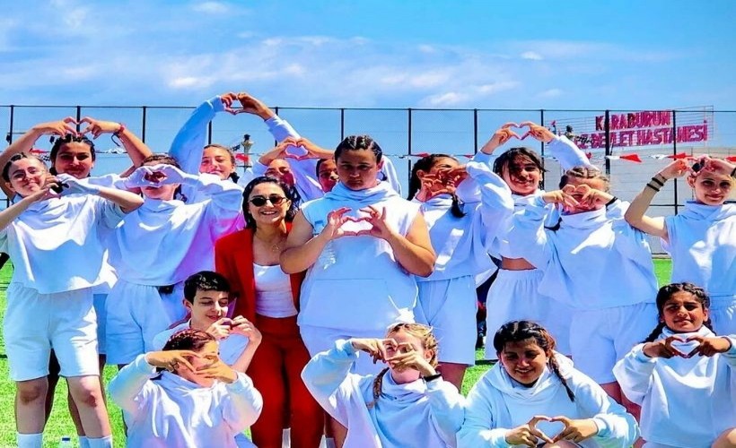 Ayşe öğretmen, atletizmdeki başarısıyla öğrencilerine rol model oluyor